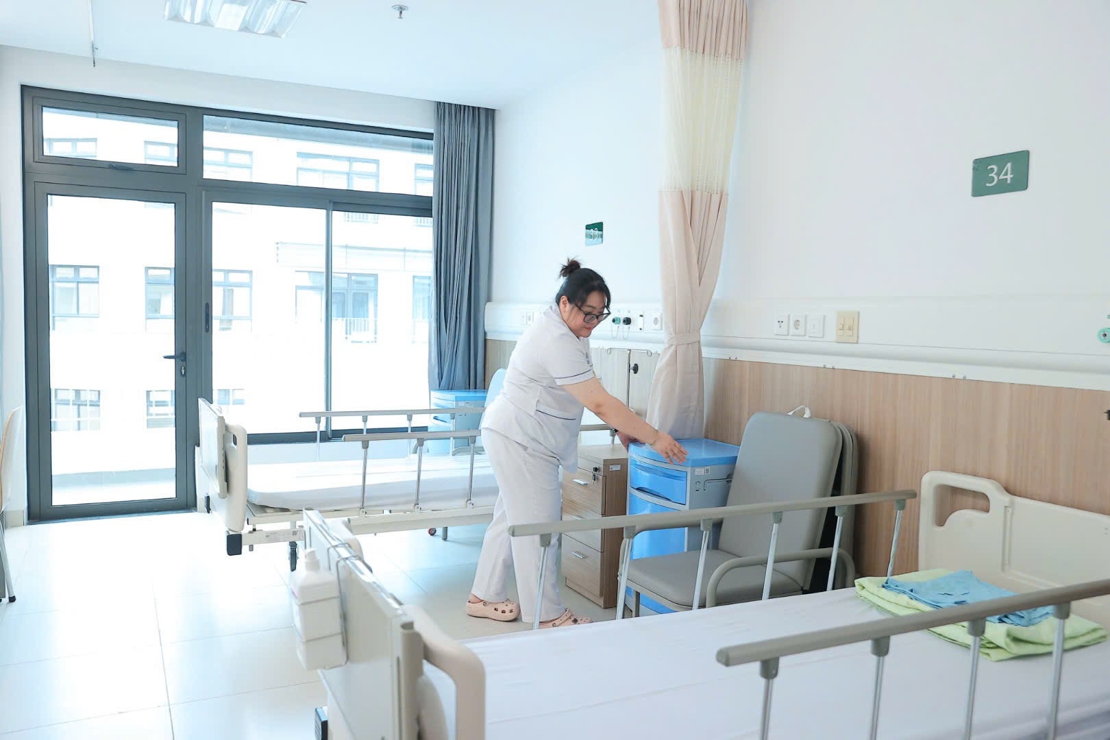 Nhân viên y tế của bện viện túc trực tại các khoa, phòng sắp xếp lại thiết bị, dụng cụ phục vụ việc khám chữa bệnh. Ảnh: Nguyễn Trường