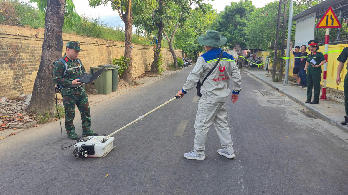 Bộ đội dùng radar dò tìm dấu vết mộ liệt sĩ tại TP Huế. (Ảnh: VGP)