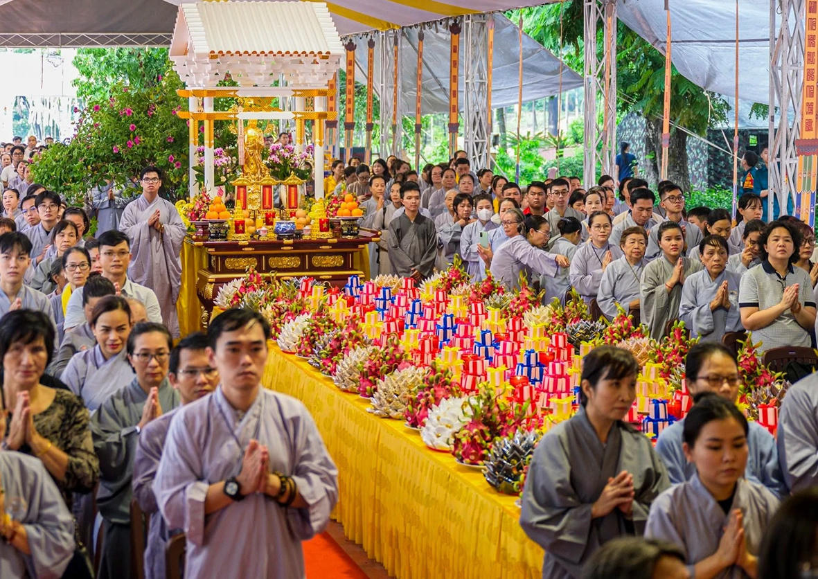 Lễ tưởng niệm, cầu siêu các liệt sĩ, chiến sĩ và đồng bào yêu nước tại TP HCM. (Ảnh: Tâm An)