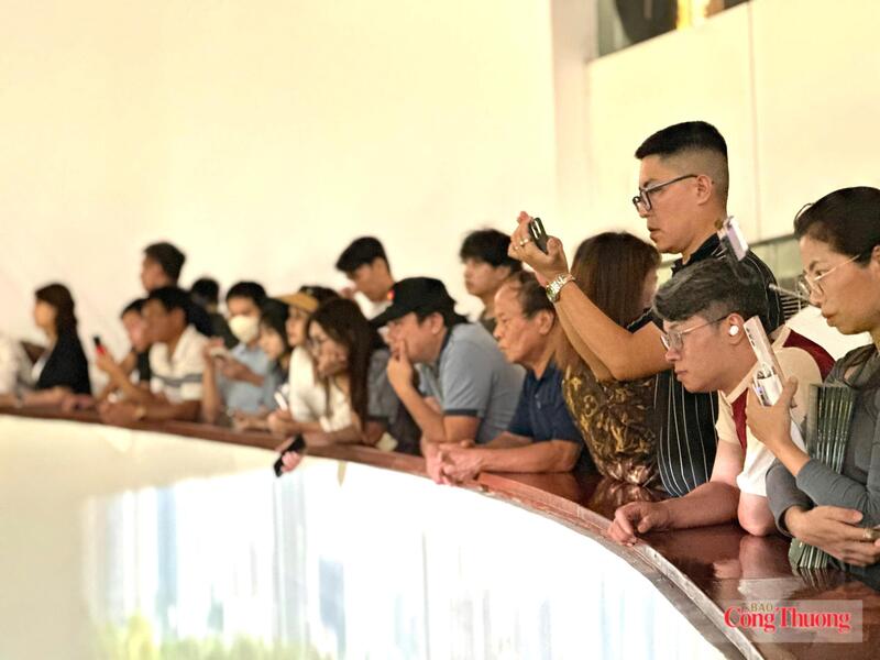 Theo kế hoạch hiện nay, khu trưng bày sẽ mở cửa phục vụ người dân trong khoảng 2 tháng. Sau thời gian này, thành phố sẽ căn cứ nhu cầu thực tế để xem xét việc kéo dài hoặc điều chỉnh thời gian mở cửa phù hợp.