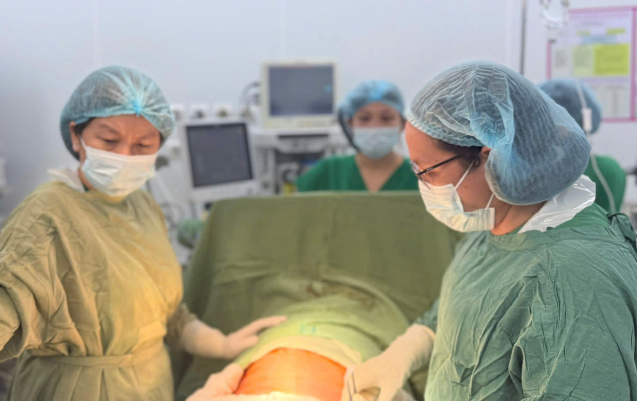 Ê kip y bác sĩ phẫu thuật.