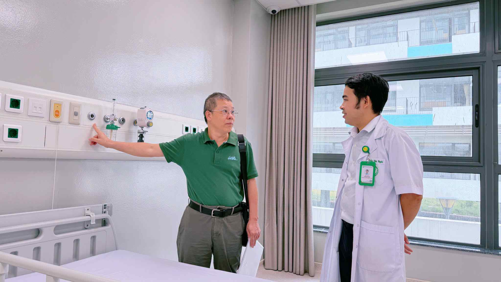 Đoàn thẩm định thống nhất đánh giá Bệnh viện Hữu nghị Việt Đức cơ sở Ninh Bình đáp ứng các điều kiện theo quy định để được cấp Giấy phép hoạt động. Ảnh: BVCC
