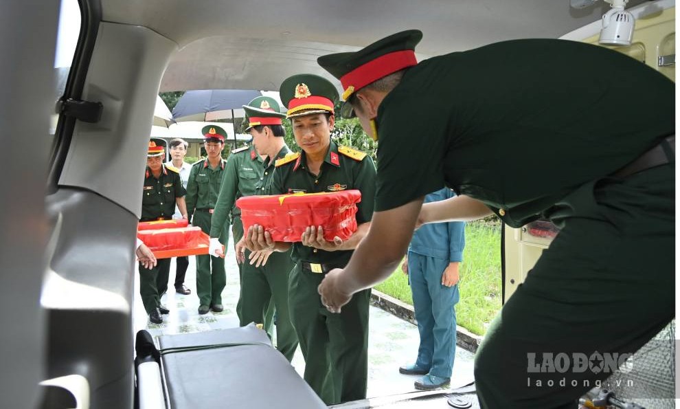 Đưa các mẫu sinh phẩm hài cốt liệt sĩ taij Cà Mau đi đi giám định AND. Ảnh: Văn Đông (Bộ CHQS Cà Mau).