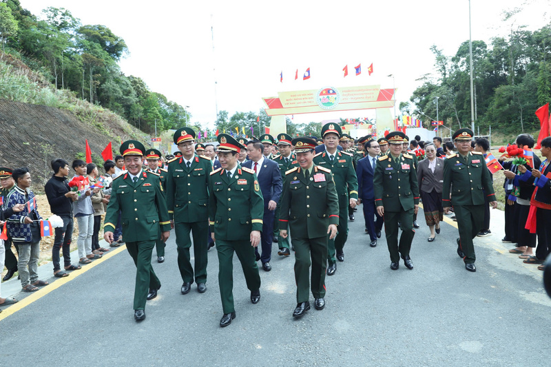 Đoàn đại biểu cấp cao Bộ Quốc phòng hai nước dự các hoạt động trong khuôn khổ chương trình tại Lào. Ảnh: Ngọc Lâm