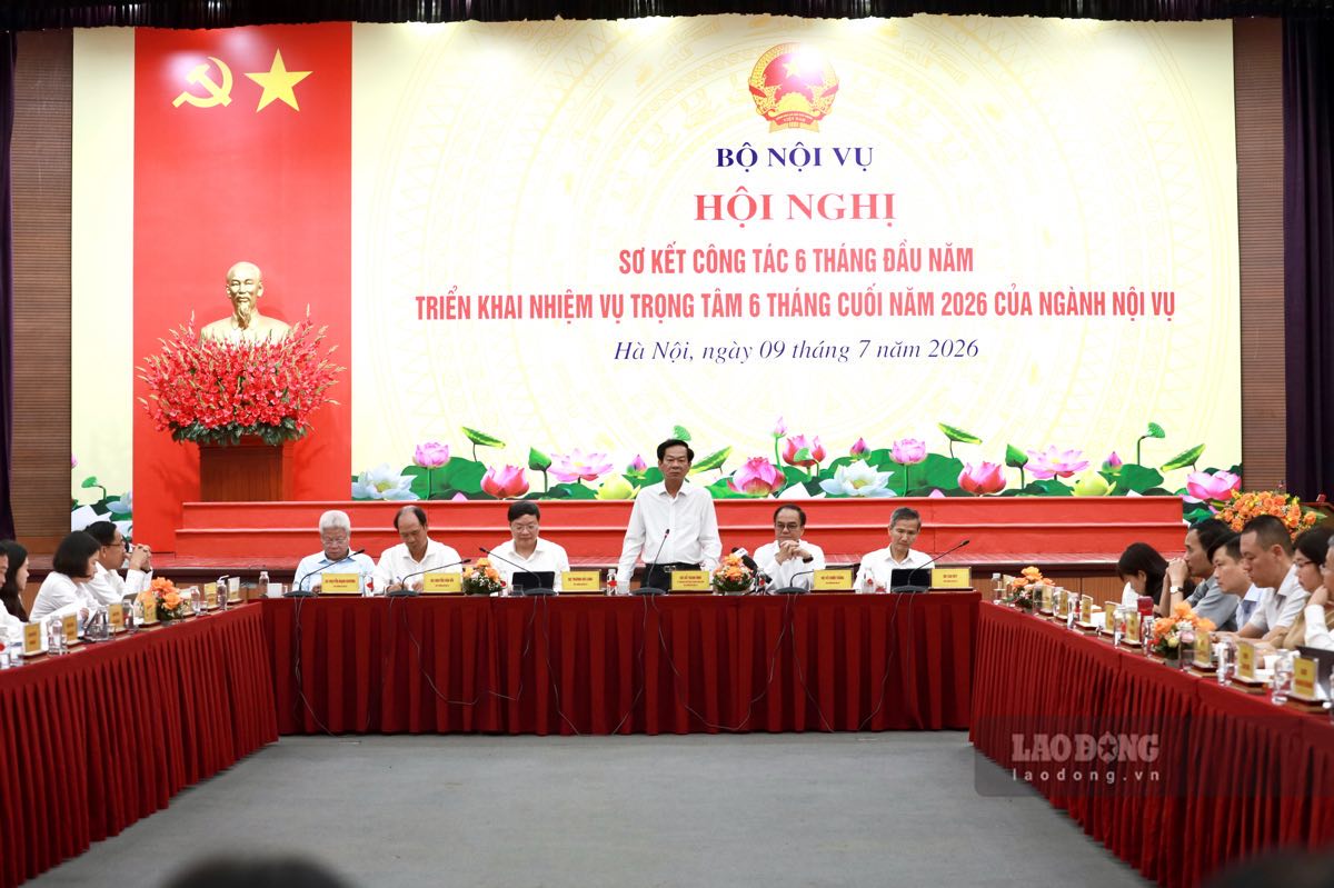 Bộ trưởng Bộ Nội vụ điều hành buổi tham luận. Ảnh: Duy Tuấn