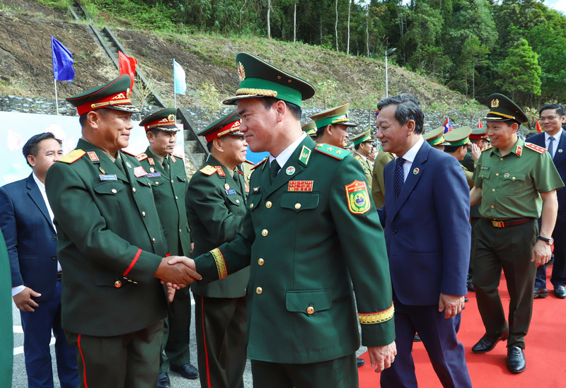 Đoàn đại biểu cấp cao Bộ Quốc phòng Lào đón Trung tướng Vũ Trung Kiên. Ảnh: Ngọc Lâm
