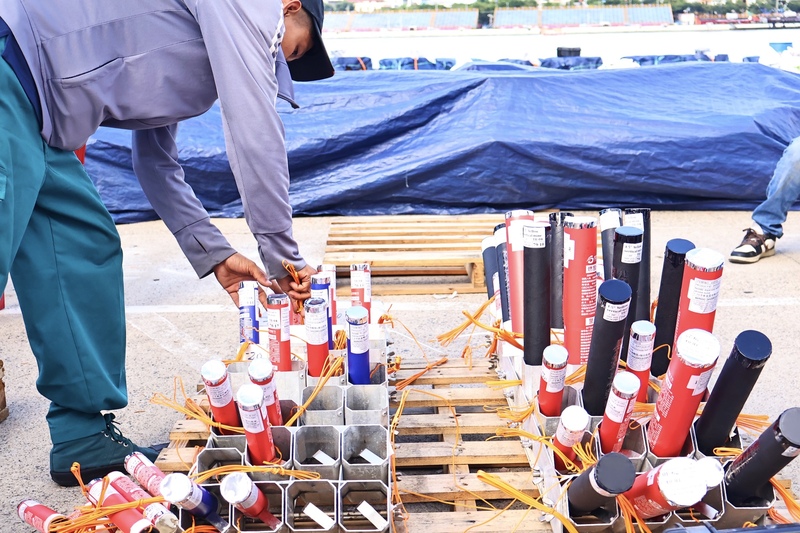 Trong khi đó, Macedos Pirotecnia của Bồ Đào Nha tiếp tục phát huy thế mạnh kể chuyện bằng pháo hoa, yếu tố từng giúp đội giành giải Sáng tạo nhất tại DIFF 2025 và chinh phục khán giả trong mùa giải năm nay. Ảnh: Diễm Phúc