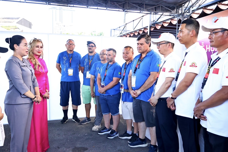 Phó Chủ tịch UBND TP. Đà Nẵng Nguyễn Thị Anh Thi đến thăm, động viên 2 đội thi trước thềm chung kết. Ảnh: Diễm Phúc