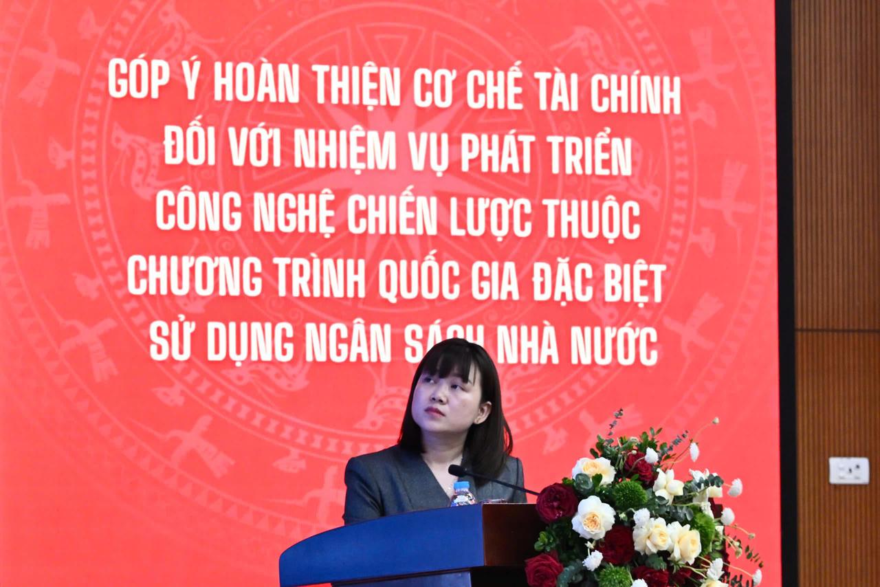 Bà Nguyễn Thị Kim Thành, Kế toán trưởng NAFOSTED giới thiệu nội dung Dự thảo Thông tư quy định cơ chế tài chính đối với nhiệm vụ phát triển công nghệ chiến lược (Ảnh: MST)