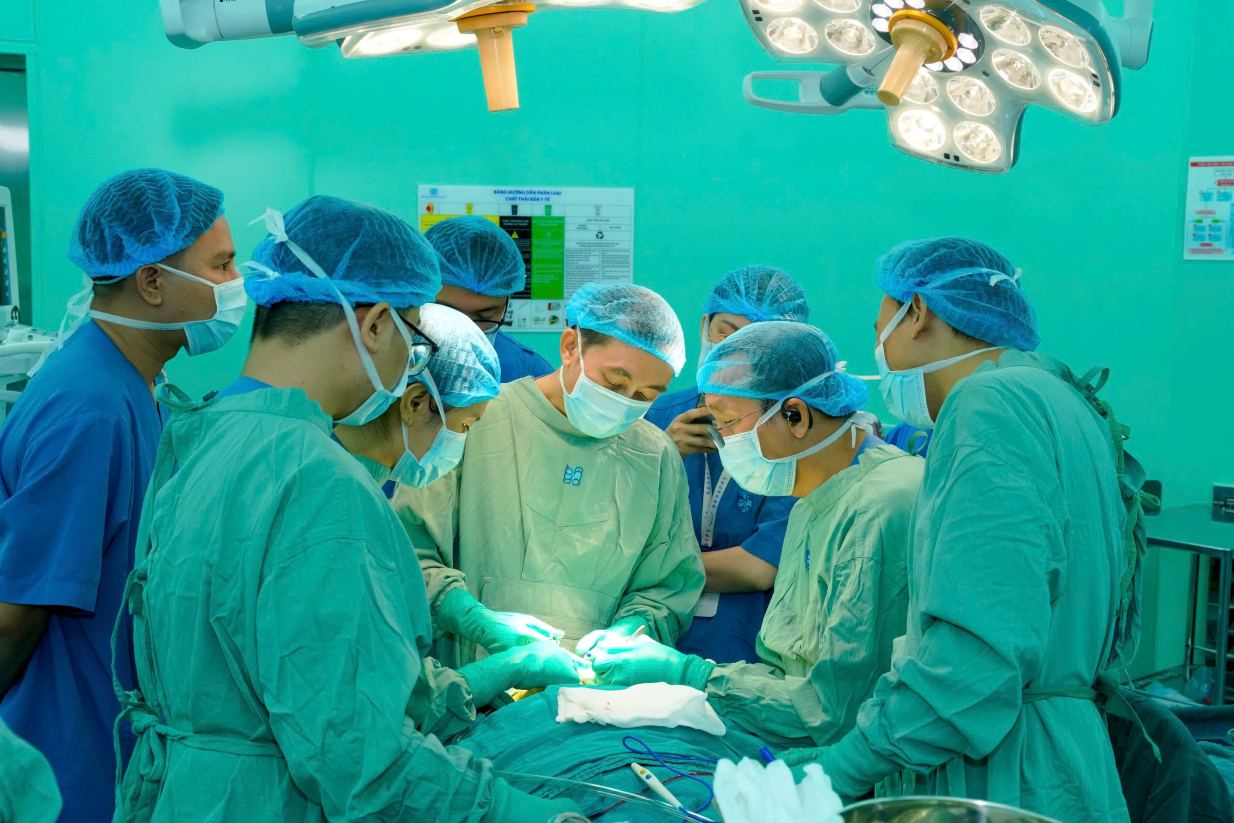 Ê-kíp phẫu thuật phối hợp trong quá trình tạo hình vành tai. Ảnh: Bệnh viện cung cấp