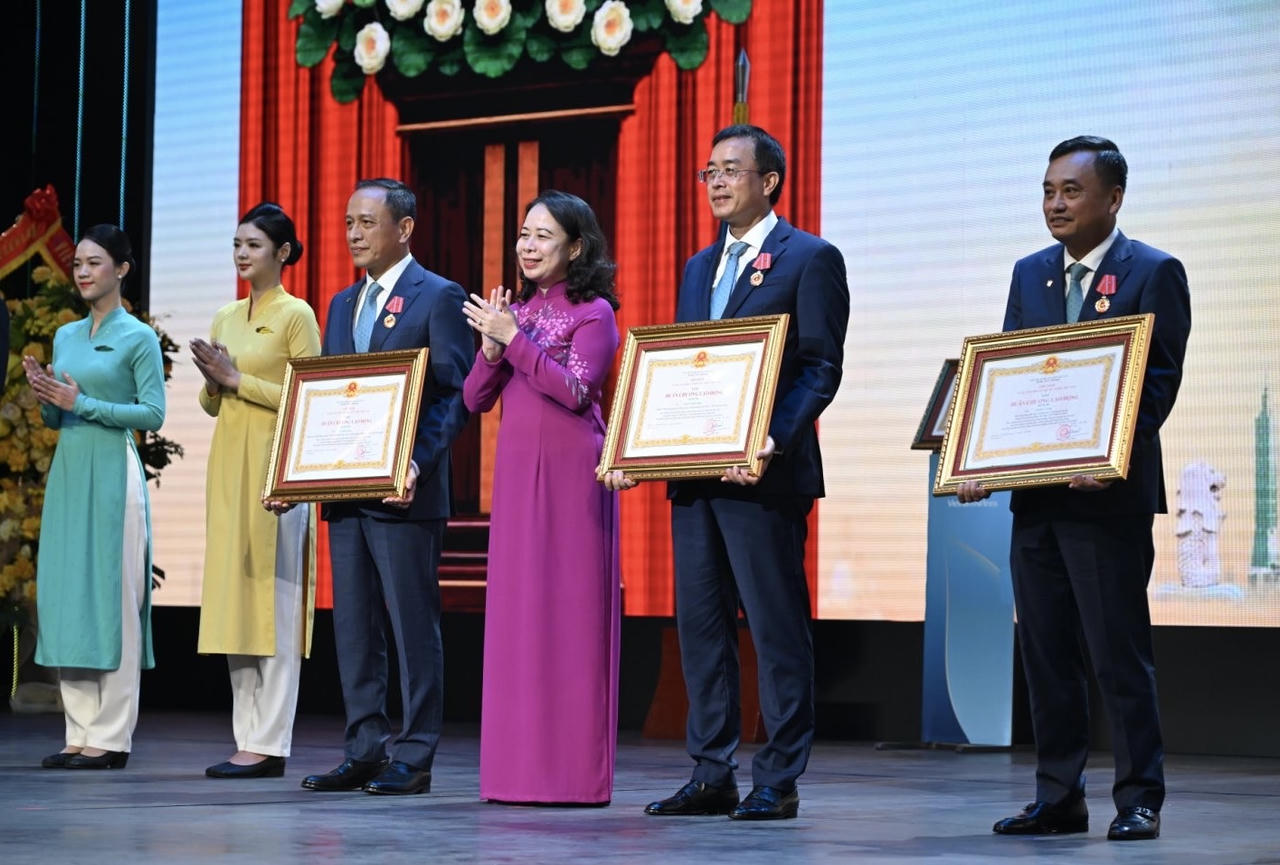 Bà Võ Thị Ánh Xuân – Bí thư Trung ương Đảng, Phó Chủ tịch nước Cộng hòa XHCN Việt Nam, Phó Chủ tịch thứ Nhất Hội đồng Thi đua Khen thưởng Trung ương trao Huân chương Lao động hạng Ba cho lãnh đạo TCT HKVN. (Ảnh: VNA)