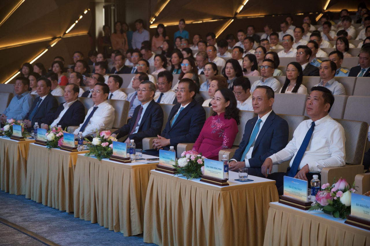 Các vị đại biểu tham dự Lễ đón nhận Huân chương Lao động hạng Ba và Bằng khen của Thủ tướng Chính phủ của Vietnam Airlines. (Ảnh VNA)