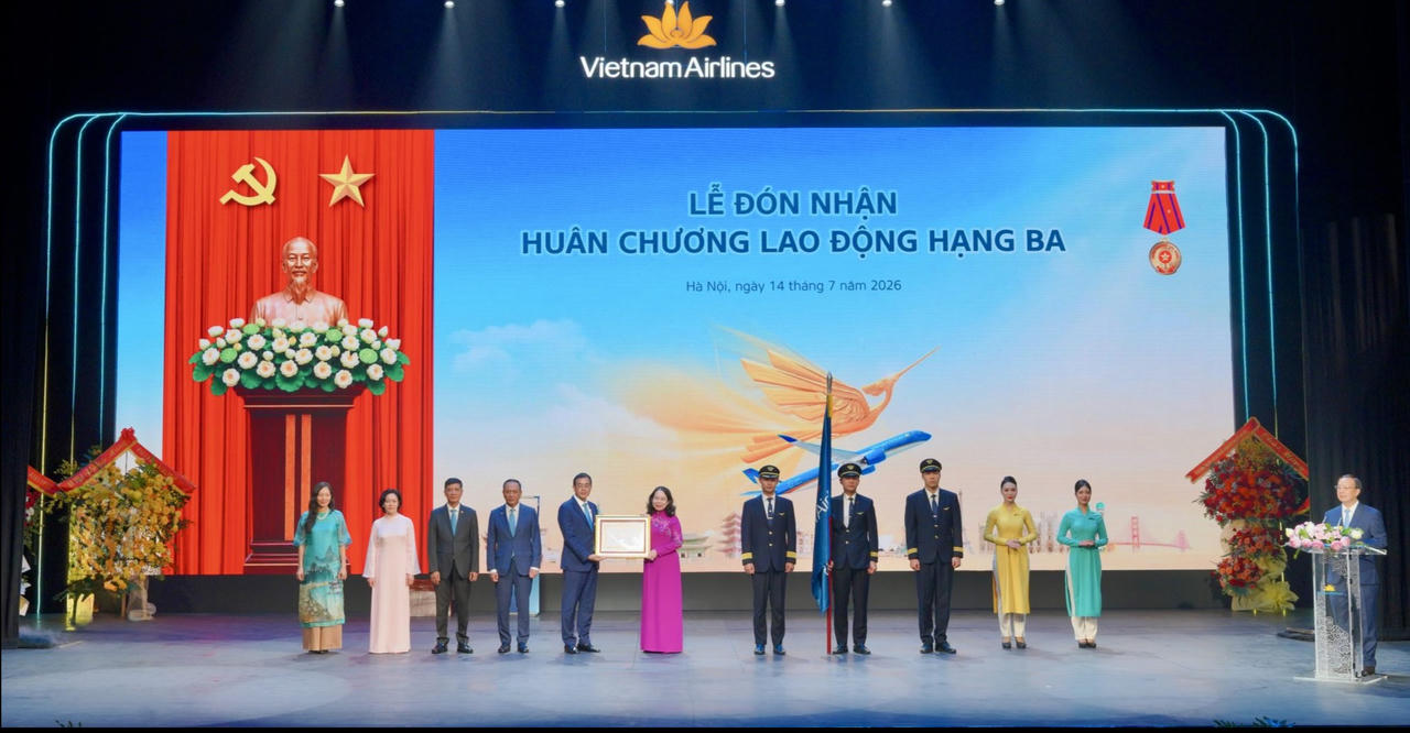 Bà Võ Thị Ánh Xuân – Bí thư Trung ương Đảng, Phó Chủ tịch nước Cộng hòa XHCN Việt Nam, Phó Chủ tịch thứ Nhất Hội đồng Thi đua Khen thưởng Trung ương trao Huân chương Lao động hạng Ba cho Vietnam Airlines. (Ảnh: VNA)