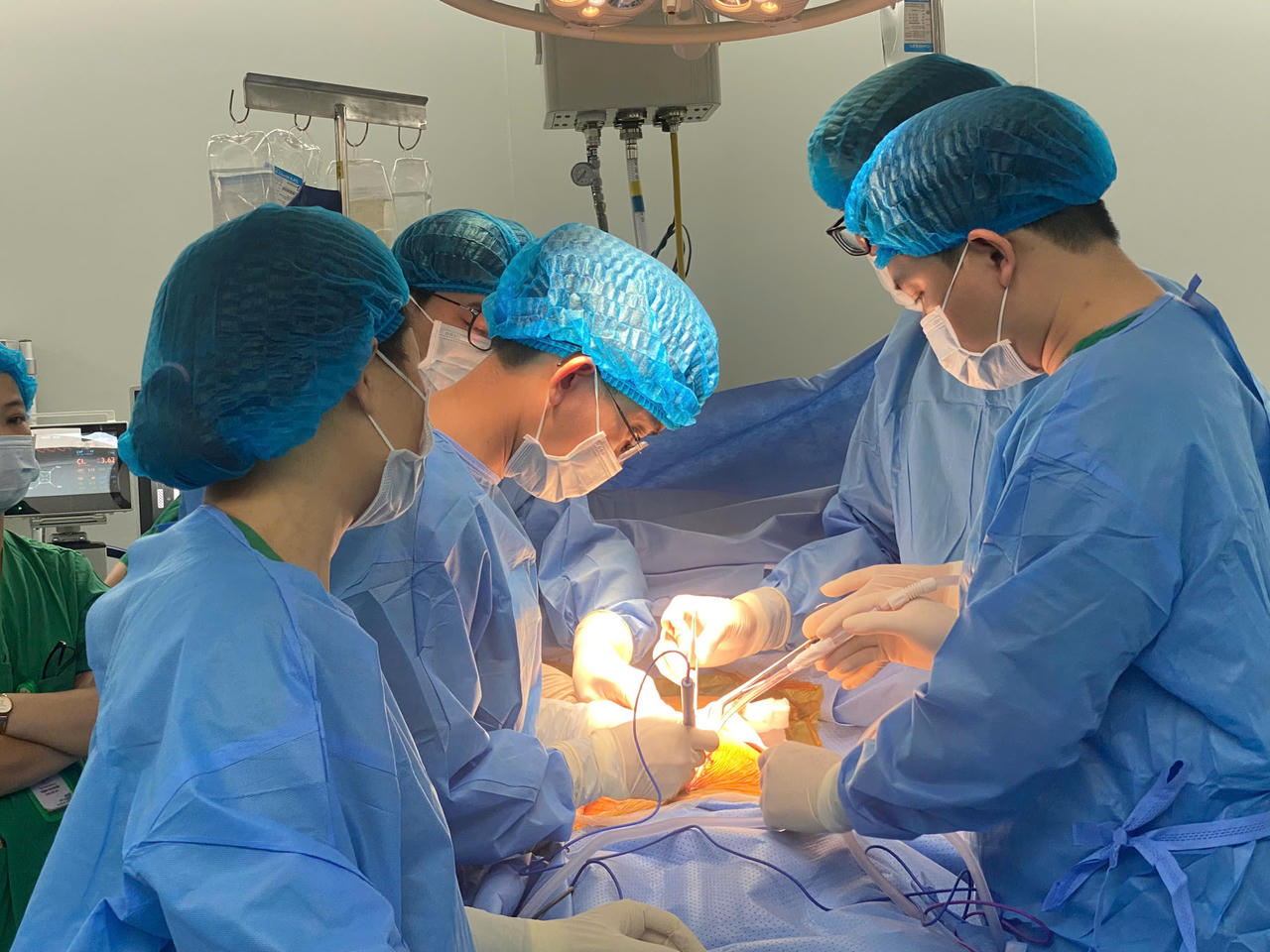 Các y bác sĩ thực hiện lấy đa tạng từ người hiến chết não.