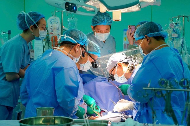 Ghép tim xuyên Việt cứu sống bé trai 15 tuổi suy tim giai đoạn cuối