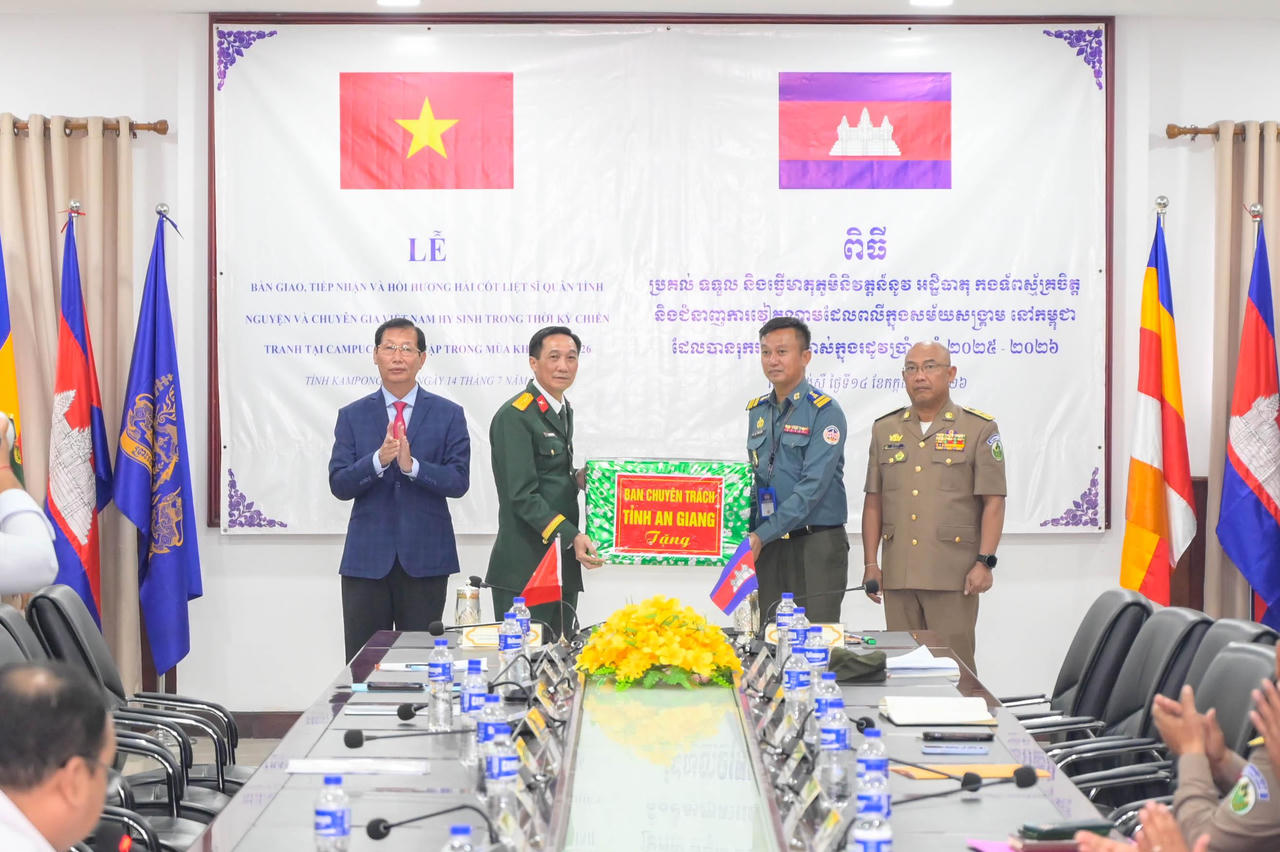 Ban Chuyên trách tỉnh An Giang trao tặng quà cho Ban Chuyên trách tỉnh Kampong Speu.