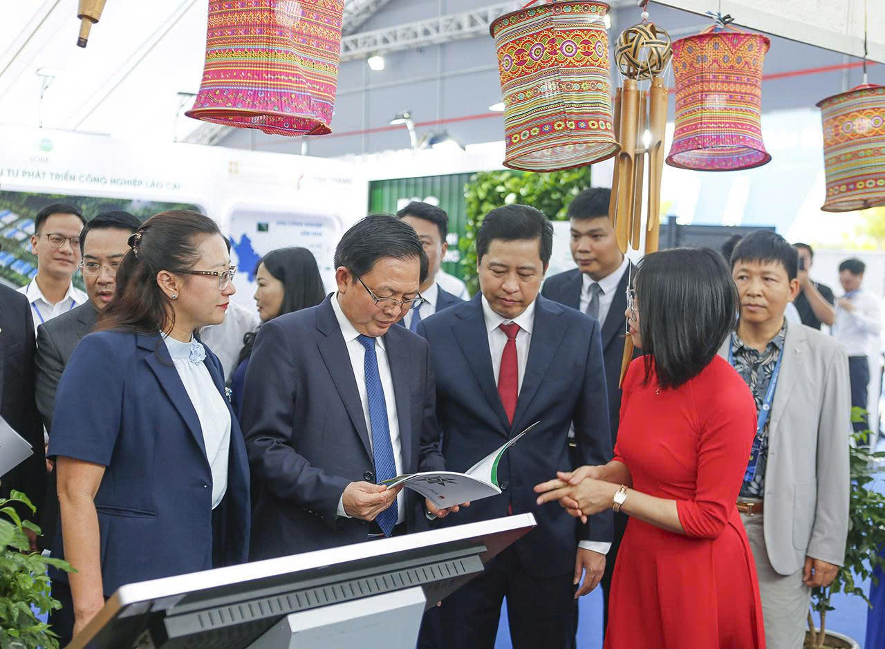 Các đại biểu tham quan không gian xúc tiến du lịch giới thiệu các ấn phẩm số. (Ảnh: Nguyễn Hải)
