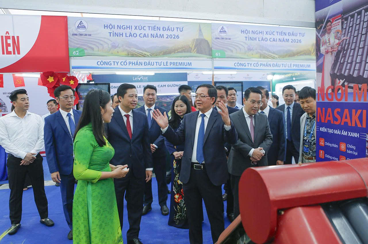 Phó Thủ tướng Chính phủ Hồ Quốc Dũng cùng các đại biểu tham quan không gian trưng bày giới thiệu tiềm năng đầu tư, du lịch và thương mại của tỉnh Lào Cai. (Ảnh: Nguyễn Hải)