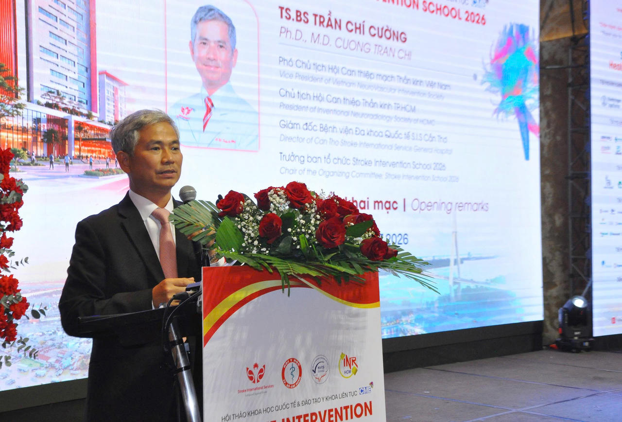 TS.BS Trần Chí Cường – Chủ tịch Hội can thiệp mạch thần kinh Việt Nam, Giám đốc BVĐKQT S.I.S Cần Thơ - Trưởng Ban Tổ chức - phát biểu tại sự kiện. (Ảnh: HV)