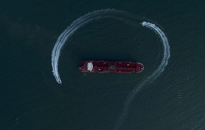 Cháy tàu chưa xác định trên eo biển Hormuz