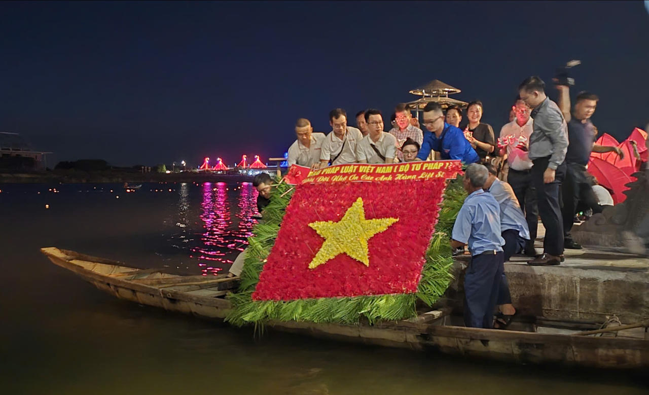 Báo Pháp luật Việt Nam tổ chức hành trình “Bồi đắp tâm hồn, tri ân tháng 7 miền Trung” lần thứ 19