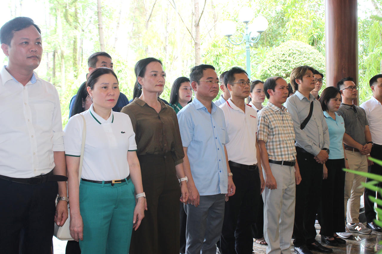 Đoàn công tác Báo Pháp luật Việt Nam thực hiện nghi thức dâng hương, tri ân tại khu di tích lịch sử Ngã 3 Đồng Lộc