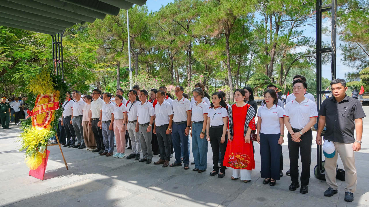 Báo Pháp luật Việt Nam tổ chức hành trình “Bồi đắp tâm hồn, tri ân tháng 7 miền Trung” lần thứ 19