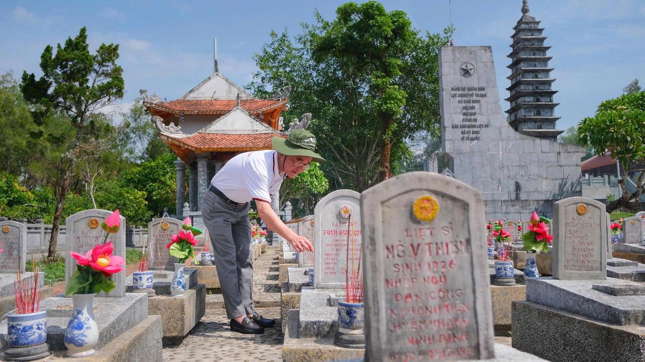 Tổng biên tập Vũ Hoài Nam dâng hương các phần mộ liệt sĩ tại Nghĩa trang liệt sĩ Quốc gia Trường Sơn. Ảnh: Trần Tuyền