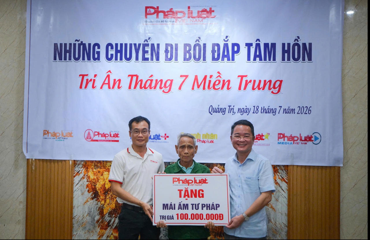 Tổng Biên tập Vũ Hoài Nam và Phó tổng biên tập Trần Ngọc Hà trao Mái ấm tư pháp cho ông Hồ Pa Ly, trú tại xã Hướng Lập, tỉnh Quảng Trị.
