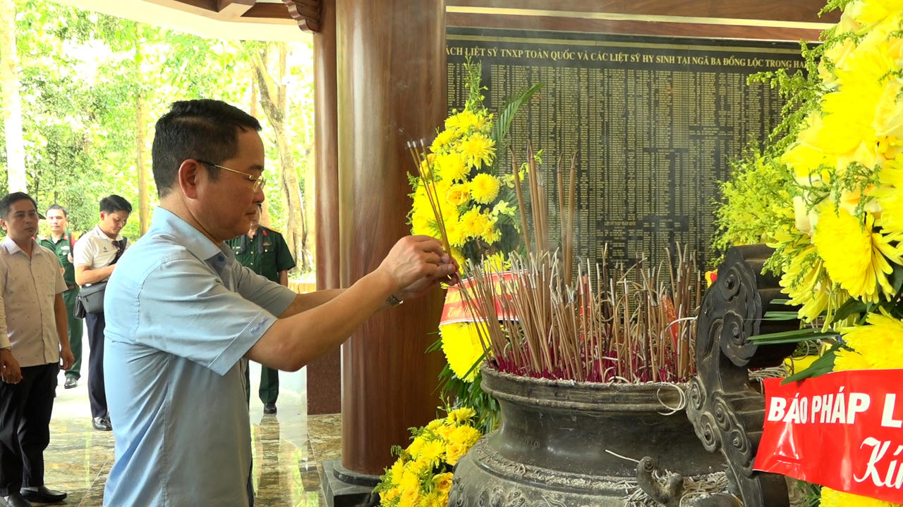 Báo Pháp luật Việt Nam tổ chức hành trình “Bồi đắp tâm hồn, tri ân tháng 7 miền Trung” lần thứ 19