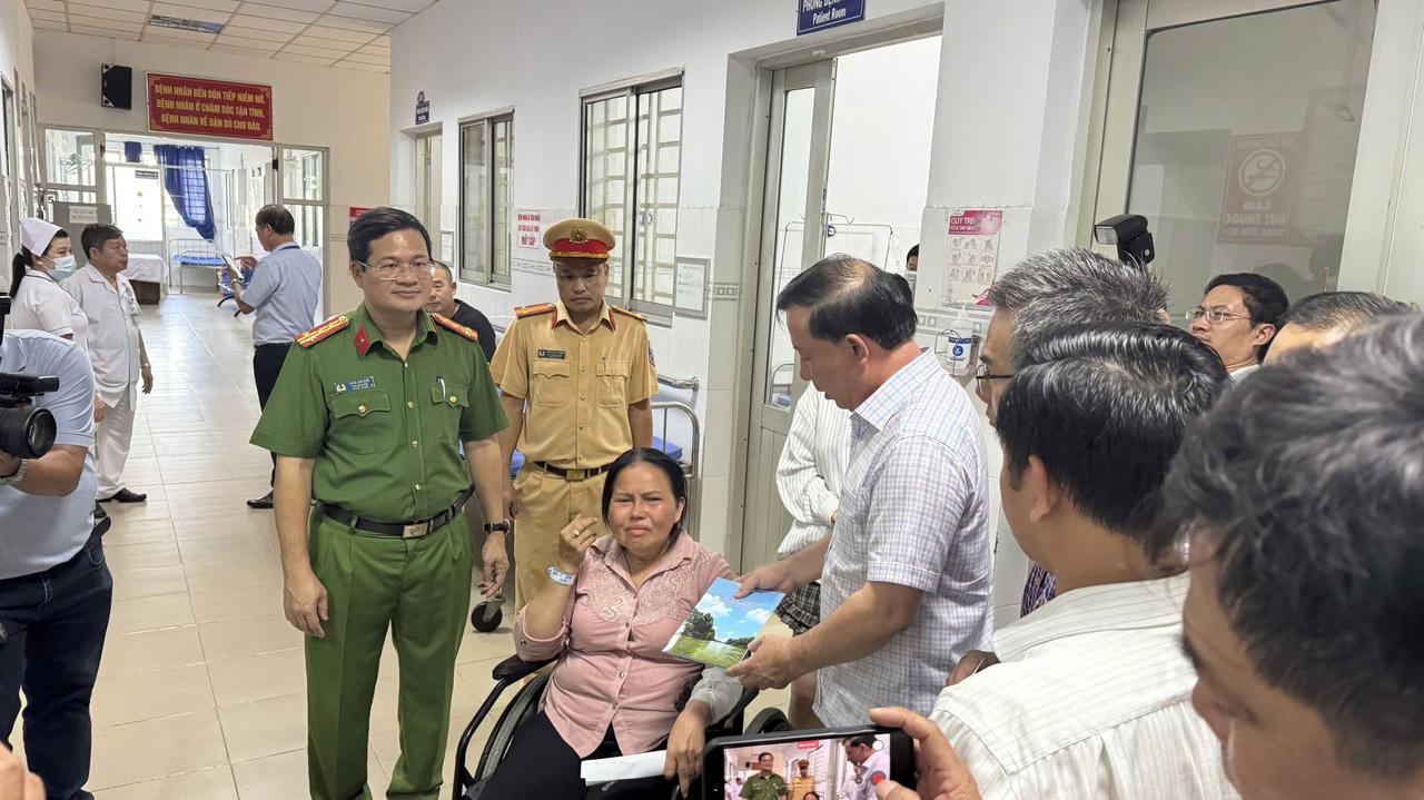 Lãnh đạo TP Đồng Nai thăm hỏi nạn nhân.
