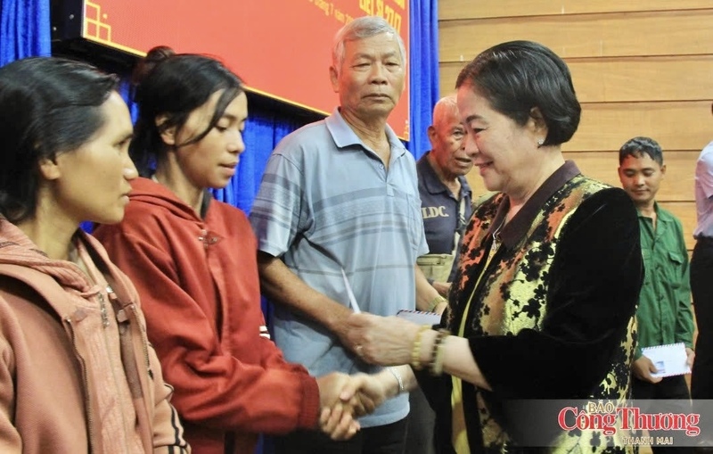 Bà Nguyễn Thị Sen, Chủ tịch Hiệp hội Doanh nghiệp tỉnh Gia Lai trao quà cho các gia đình chính sách, người có công.