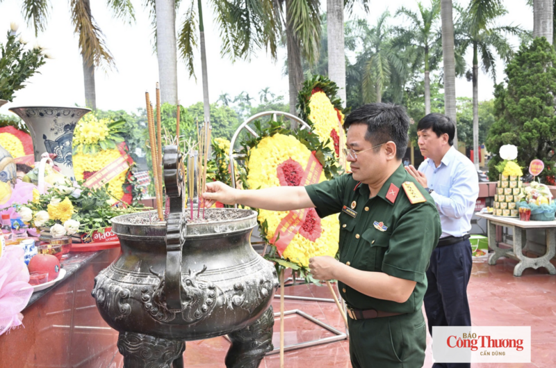 Đại tá Nguyễn Văn Minh, Chủ tịch Hội Cựu chiến binh cơ quan Bộ Công Thương, Tổng Biên tập Báo Công Thương dâng hương tưởng niệm các Anh hùng Liệt sĩ tại Nghĩa trang Liệt sĩ thành phố Hà Nội.