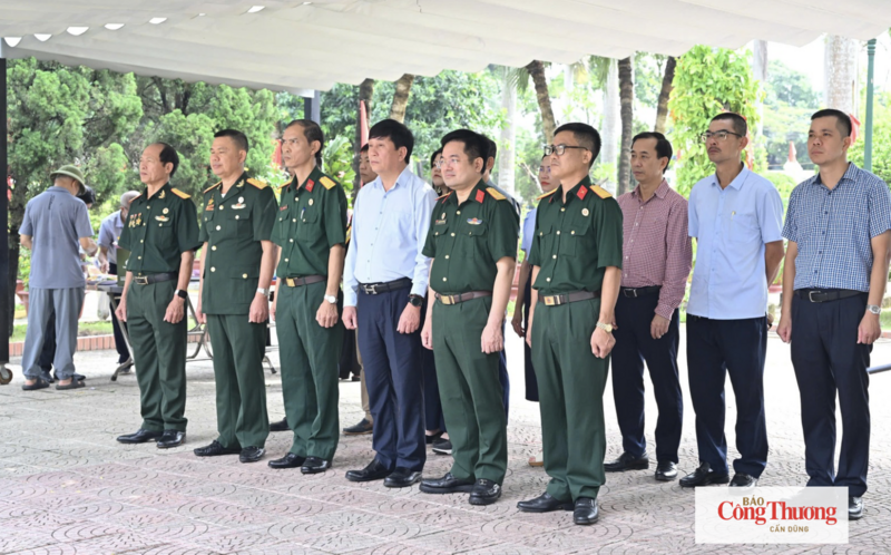Đoàn đại biểu Hội Cựu chiến binh cơ quan Bộ Công Thương dâng hương tưởng niệm các Anh hùng Liệt sĩ tại Nghĩa trang Liệt sĩ thành phố Hà Nội.
