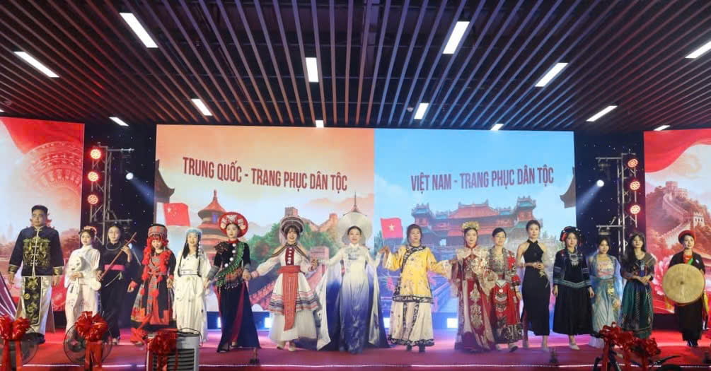 Phần thi trang phục dân tộc của các thí sinh. Ảnh: Quyết Chiến/Liên đoàn Lao động tỉnh Bắc Ninh.