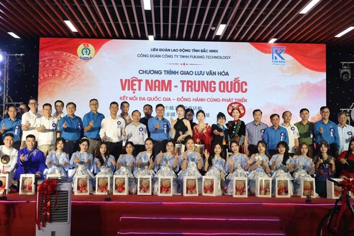 Hơn 1.000 lao động Việt Nam - Trung Quốc giao lưu văn hóa tại Bắc Ninh