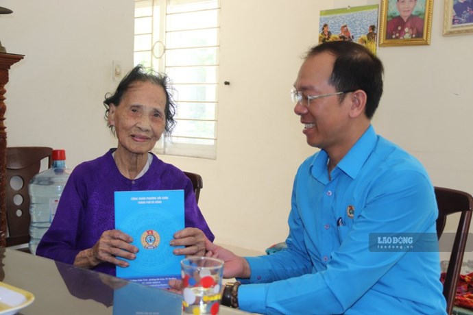 Ấm áp nghĩa tình công đoàn trong ngôi nhà Mẹ Việt Nam Anh hùng Nguyễn Thị Nhung