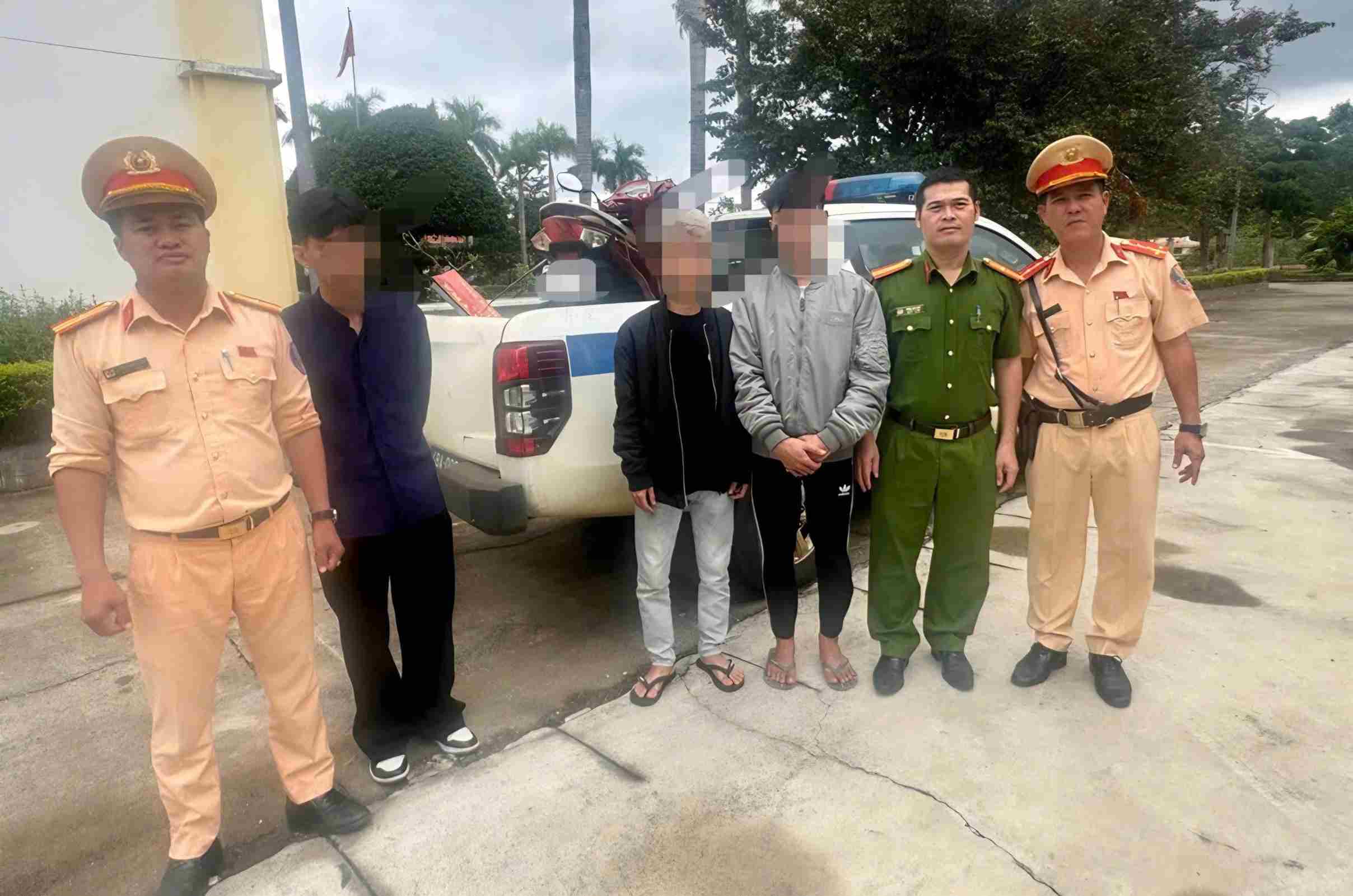 Đội Cảnh sát giao thông đường bộ số 5 mời những người có liên quan lên làm việc. Ảnh: Phòng Cảnh sát giao thông Công an Lâm Đồng