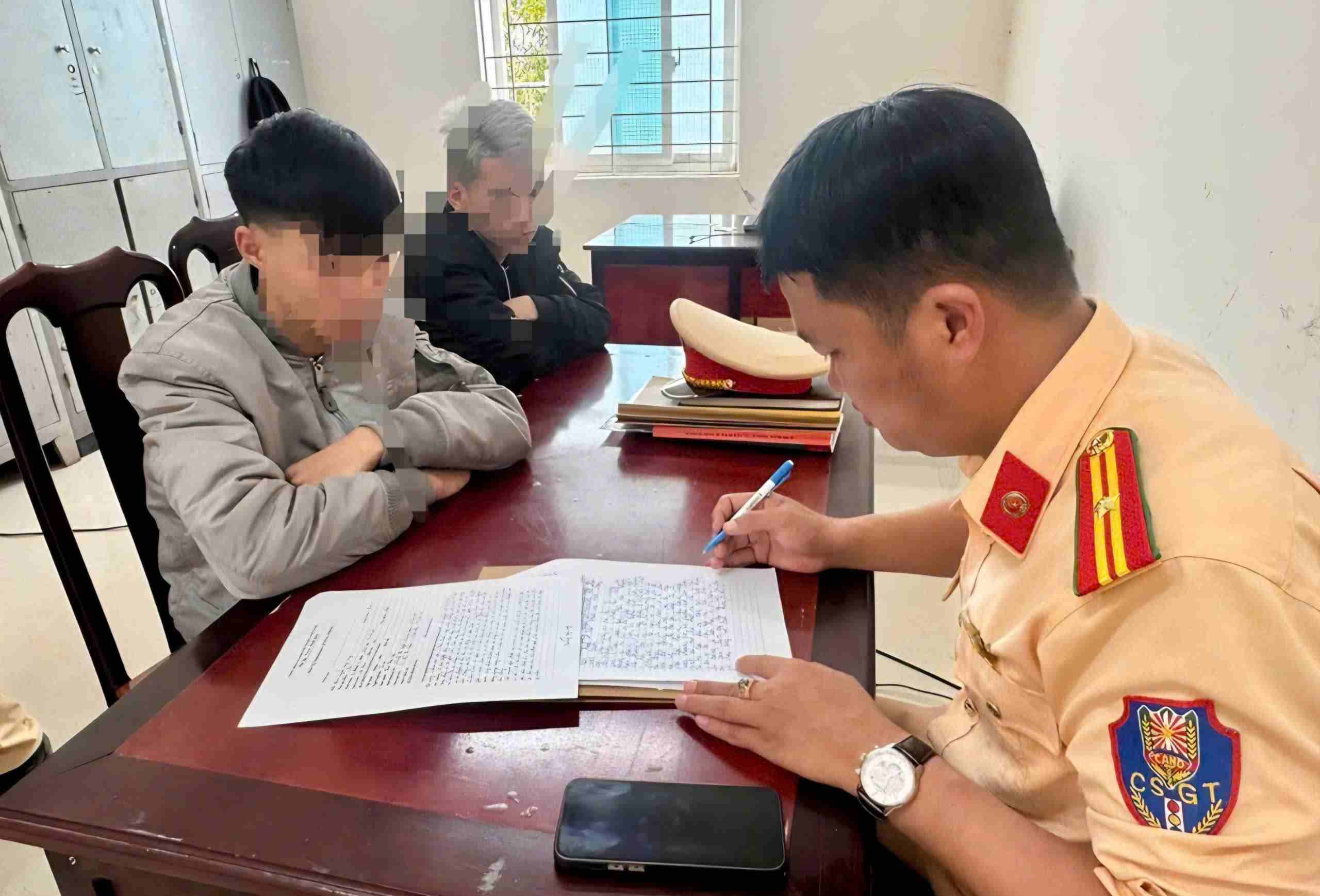 Lực lượng cảnh sát giao thông làm việc với 2 thanh niên điều khiển xe máy bốc đầu quay tiktok. Ảnh: Phòng Cảnh sát giao thông Công an Lâm Đồng