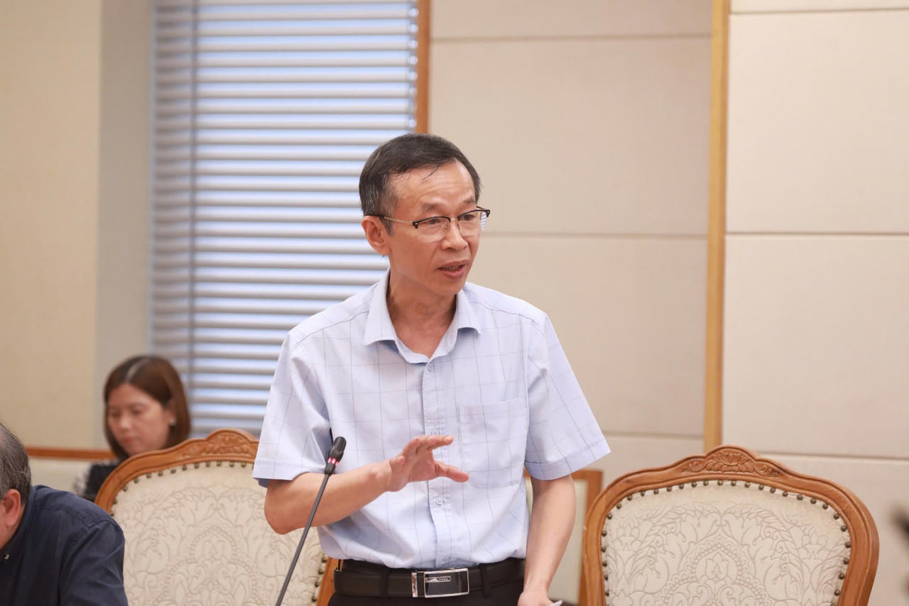 GS.TS Nguyễn Văn Minh - nguyên Hiệu trưởng Trường Đại học Sư phạm Hà Nội trao đổi tại cuộc họp. (Ảnh: MOET)
