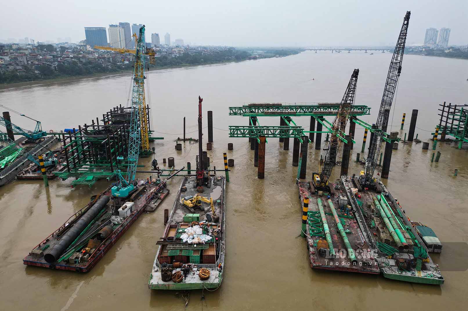 Thời gian này, các nhà thầu xây dựng dự án cầu Trần Hưng Đạo đang tập trung nhân lực cùng nhiều máy móc, thiết bị để tổ chức thi công liên tục, phấn đấu hoàn thành dự án trước tiến độ.