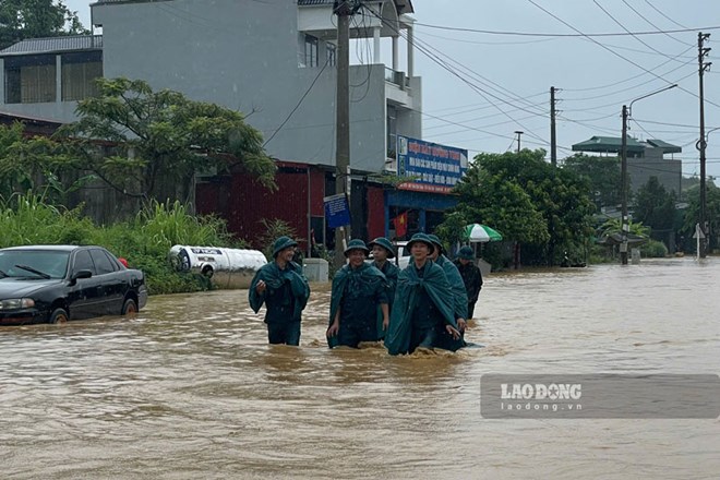 Mưa lớn gây ngập úng tại Lào Cai ngày 3.8. Ảnh: Duy Long