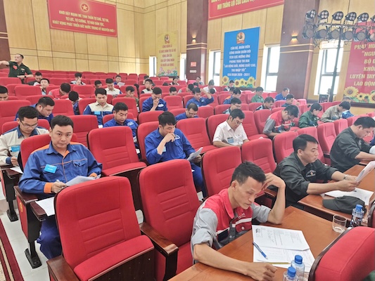 Các thi sinh thực hiện phần thi lý thuyết. Ảnh: Kim Anh
