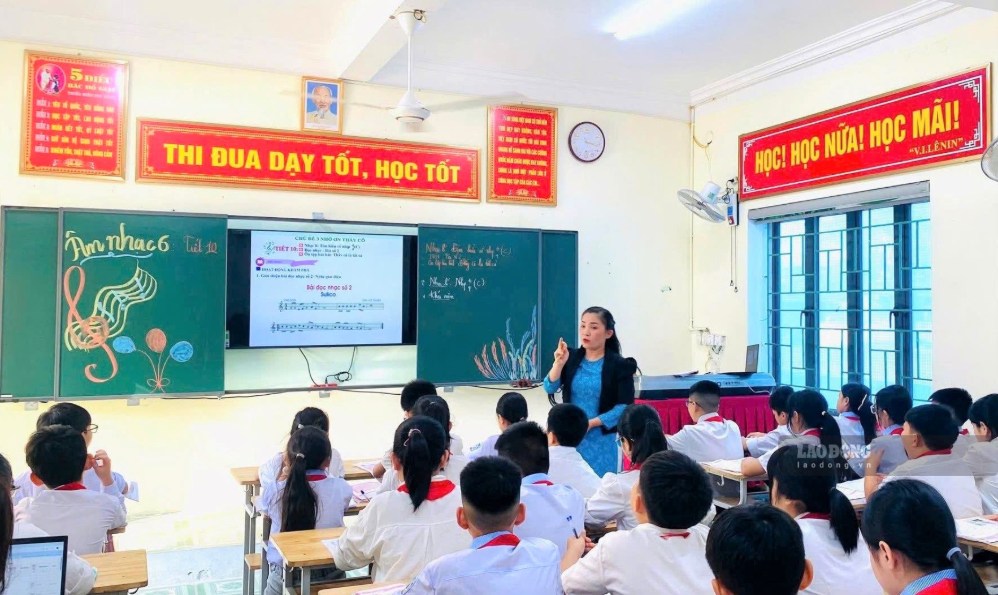 Giờ học âm nhạc của cô giáo Nguyễn Mai Hương (Trường THCS Diễn Hồng, xã Đức Châu, Nghệ An). Ảnh: Quang Đại
