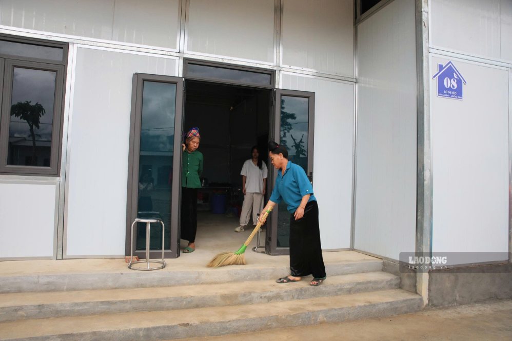 20 ngày sau khi lũ dữ đi qua, các hộ dân từng trắng tay nay đã có mái ấm mới. Ảnh: Anh Sơn