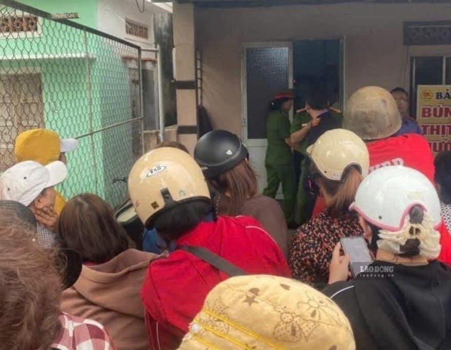 Đám đông hiếu kỳ theo dõi lực lượng công an Quảng Nam (cũ) lật lại hồ sơ vụ việc. Ảnh: Nguyễn Hoàng