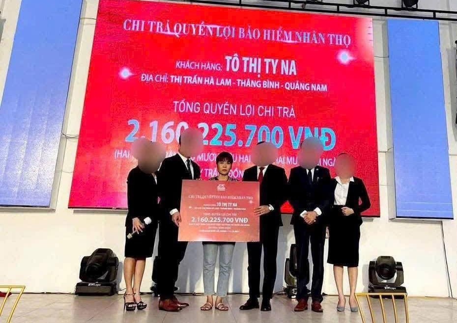 Bà Na nhận gần 4,2 tỉ đồng theo hợp đồng bảo hiểm, sau cái chết của con trai. Ảnh: Công an cung cấp