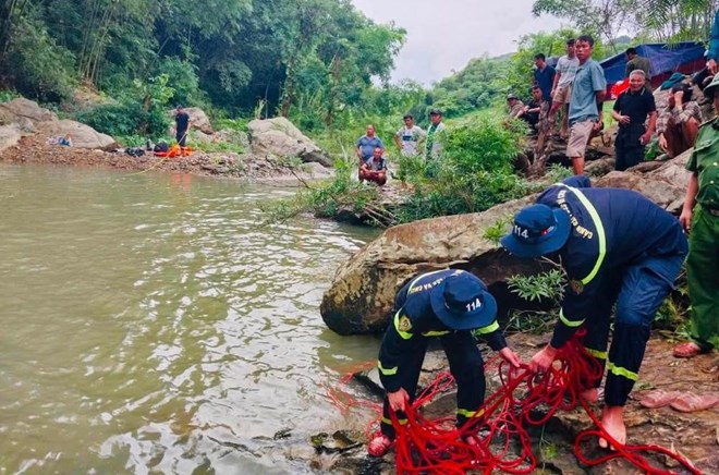 Tìm kiếm cháu bé mất tích tại đập tràn ở Thanh Hóa