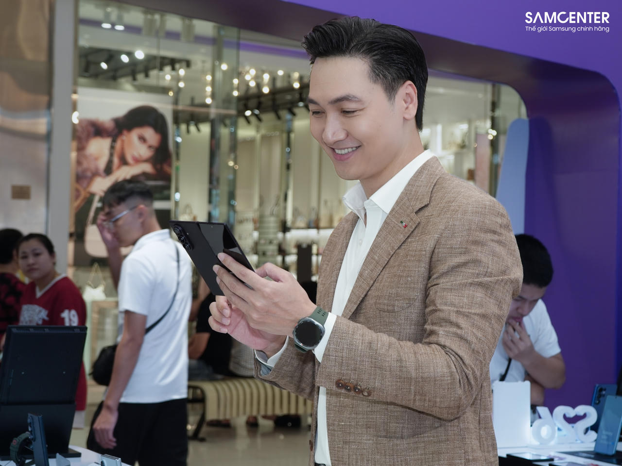 Diễn viên Mạnh Trường trực tiếp trải nghiệm điện thoại gập Galaxy Z thế hệ mới tại sự kiện.