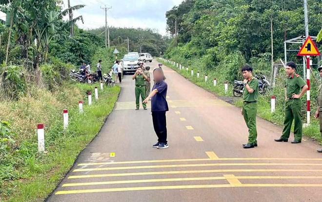 Tạm giữ tài xế ô tô tông người đi bộ nhưng không đưa nạn nhân đi cấp cứu